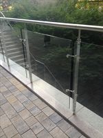 Rampe d'escalier en verre avec poteaux en acier inoxydable et panneaux en verre trempé pour projets de rénovation résidentielle