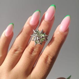 Conjunto de Joyería Gótica Abstracta Hecha a Mano con Colgante de Sirena, Collar con Perlas, Anillo Decorativo de Metal Líquido con Forma de Cuerno y Anillos de Alabastro - Product Image 4