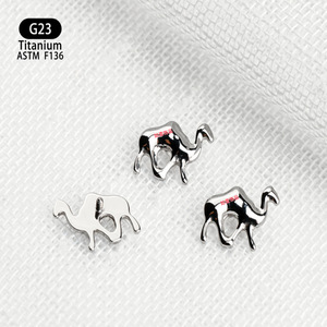 Clous d'oreille en alliage de titane en forme de chameau ASTM F136 à filetage interne, clous de lèvre, bijoux de piercing tendance - Product Image 3