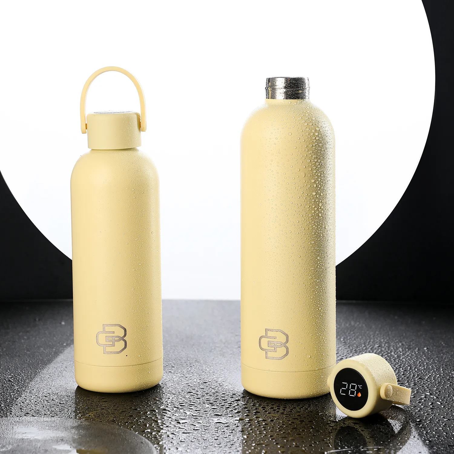 زجاجة مياه ذكية عازلة فراغية ذات جدار مزدوج من الفولاذ المقاوم للصدأ بغطاء سيليكون مع طبقة طلاء لعرض درجة الحرارة بإضاءة LED