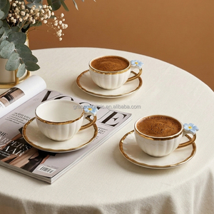 Service à thé et à café vintage britannique en céramique et porcelaine, 90 ml/180 ml, décor floral, bord doré en relief, avec soucoupes - Product Image 3