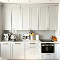 Ensemble d'armoires de cuisine modulaires de style farmhouse personnalisées avec portes en bois massif, poignées dorées, plan de travail en marbre - Écologique et durable