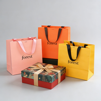 Sacs cadeaux en papier noir de luxe personnalisés avec logo imprimé et poignées en tissu pour les petites entreprises, les boutiques de vêtements et l'emballage de détail