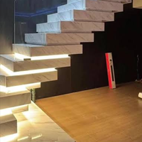 Escalier métallique superposé moderne pour hôtel, villa, loft, avec garde-corps en verre, construction en marbre, design suspendu droit et durable