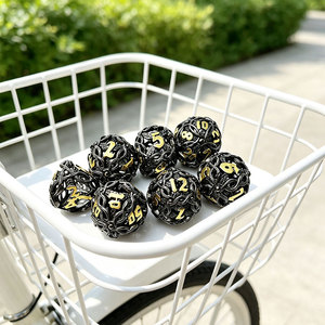 Juego de dados poliédricos de metal con diseño de vid entrelazada y hueca, con opciones de dos colores, para juegos de mesa DND. - Product Image 3