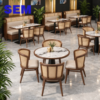 Ensemble de canapé et de chaises en rotin tissé en bois massif personnalisable SEM pour restaurants et cafés haut de gamme commerciaux