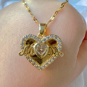 Ciondolo in oro reale placcato rame squisito con monogramma di zirconio per la festa della mamma regalo a cuore - Product Image 1