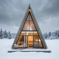 Villa préfabriquée de luxe en forme de triangle pour l'été, structure en acier stable antisismique conçue pour les escapades de vacances