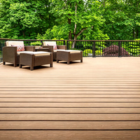 Planche composite en bois grainé de qualité supérieure, résistante à la moisissure et à faible entretien, pour revêtement de sol extérieur de jardin, idéale pour les projets commerciaux, les places publiques et les parcs.