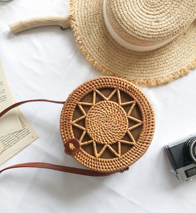 Bolsa de Ombro Rígida Redonda Estilo Boêmio Marrom Feita à Mão em Palha de Bambu com Alça Única e Fecho de Fivela, Bolsa de Praia Tecida - Product Image 1