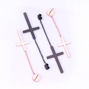 Pendientes Colgantes de Cruz de Acero Inoxidable, Oro Rosa de 18K con PVD, Cadena de Dos Tonos Negro, Pendientes Minimalistas para Mujer - Product Image 2