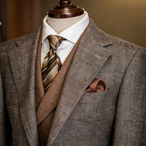 Abito da Uomo in Tweed a Quadretti Sfumati Grigio Caffè, Texture di Lana Spazzolata, Caldo, Risvolto Largo, Esalta l'Aura Rilassata del Gentiluomo Retrò - Product Image 2