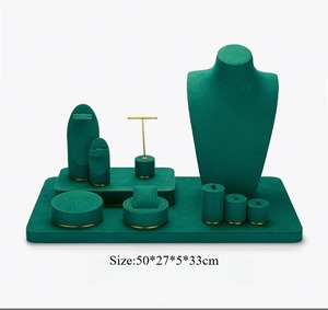ชุดอุปกรณ์จัดแสดงเครื่องประดับสีเขียวสุดหรูแบบกำหนดเอง พร้อมแท่นวางเครื่องประดับหนังคุณภาพสูงสำหรับสร้อยคอ ต่างหู และแหวน - Product Image 6