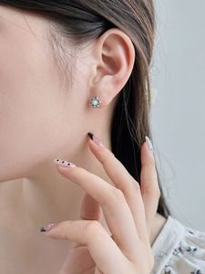 Dylam Stylish Tiny Women 925 Sterling Silver Rhodium 18K Gold Plated Flower Shape <b>Black</b> Agate <b>Stud</b> <b>Earrings</b> - Product Image 3