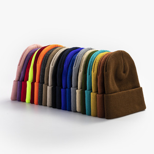 OEM Vente en gros Bonnets d'hiver tricotés personnalisés de haute qualité avec patch en cuir, design classique décontracté et chaud pour l'extérieur - Product Image 4