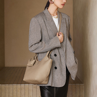 Sac fourre-tout souple en cuir grainé taupe avec mini-breloque, sac seau minimaliste pour femme, faible MOQ, marque privée