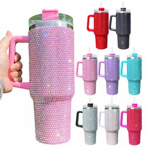Vaso Térmico de 40 oz con Asa y Pajita, Aislamiento al Vacío, Totalmente Decorado con Diamantes de Imitación, en Colores Negro, Morado, Azul, Plateado, Rosa y Rojo Rosa - Product Image 1