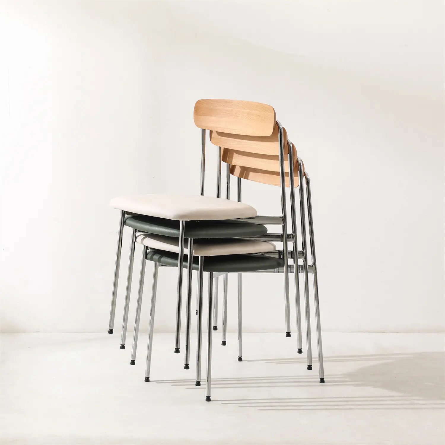 Toptan İskandinav tasarım mobilya Modern Metal bacaklar yastık ile istiflenebilir İtalyan Nordic yemek odası sandalyesi