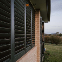 Volet pare-soleil architectural motorisé en aluminium à lamelles profilées, de qualité commerciale, avec revêtement en poudre