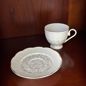 Tasse à café et soucoupe en porcelaine fine, légère, transparente, élégante, de style britannique, avec motifs en relief, pour le thé de l'après-midi, idéale pour les restaurants de luxe - Product Image 2
