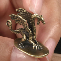 Statue de dragon en laiton en gros, mini figurine, sculpture de dragon ailé, décoration de bureau, finition bronze vintage, objet de collection, commande en gros