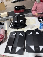 Boîte cadeau rigide en carton de luxe avec fermeture magnétique et ruban pour emballage de cosmétiques et de parfums, estampage de logo