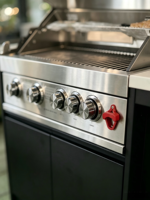 Centre de cuisson extérieur moderne et confortable avec barbecue au gaz intégré, évier en acier inoxydable et mini-réfrigérateur pour les barbecues de week-end en famille