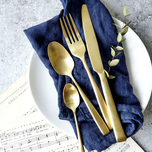 Ensemble de couverts en laiton satiné mat nordique, manche carré, finition or brossé, compatible lave-vaisselle professionnel, vaisselle de table - Product Image 1