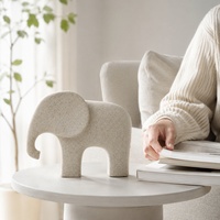 Figurine d'éléphant en résine ivoire Wabi Sabi avec texture de grès, sculpture animale minimaliste pour la décoration de salon