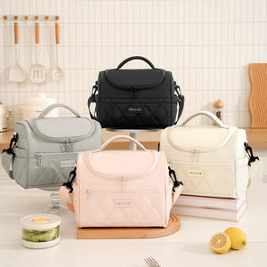 Bolsa Térmica para Almuerzo Frische, Diseño Acolchado Negro, para la Oficina y Viajes Diarios, con Cierre de Cremallera y Correa para el Hombro - Product Image 3