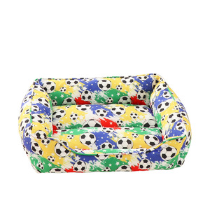 Coussin pour animaux de compagnie rectangulaire avec imprimé ballon de football coloré, pour petits et moyens chiens, rembourrage en fibre de polyester, lavable à la main - Product Image 1