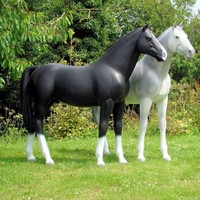 Statue d'animal en résine de cheval noir et blanc grandeur nature en fibre de verre, décoration artisanale réaliste d'animaux de jardin en fibre de verre