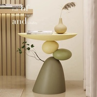 Table d'appoint sculpturale en résine beige crème et terre cuite, style galet organique, pour salon, chevet ou entrée (Mesita)