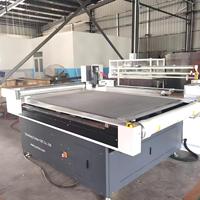 Cortadora Digital Automática de Cama Plana Yuchon con Cuchilla Oscilante para Cartón Impreso