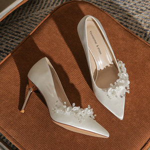 Chaussures de mariage en soie blanche avec appliques florales, talons hauts pour banquet de mariage 6681-27 - Product Image 2