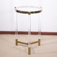 Table basse en acrylique avec coins en métal doré |   Table d'appoint moderne en lucite avec plateau en plexiglas et accessoires de luxe