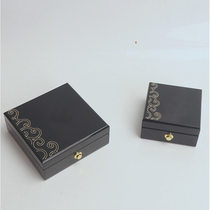 Boîte à bijoux en bois carrée, petite et moyenne, laquée et polie avec lettrage doré pour le rangement et l'emballage cadeau - Product Image 1