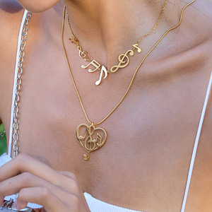 Collier pendentif ajouré en forme de note de musique en acier inoxydable plaqué or 18 carats unisexe pour tous les jours - Product Image 3