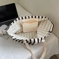Sac de courses polyvalent à longue poignée en toile de coton rayée avec poche intérieure zippée pour le rangement des fournitures scolaires des étudiants