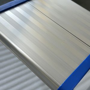 Escada Dobrável de Alumínio com 4 Degraus Certificada EN131 Leve Doméstica com Degraus Largos Antiderrapantes Capacidade de Carga 150kg - Product Image 5