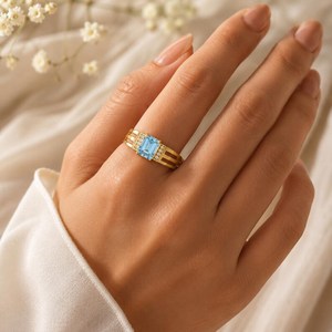 Anillo llamativo de topacio azul cielo con corte esmeralda, hecho a mano, minimalista, en plata de ley 925 con acabado en oro de 18 quilates, elegante. - Product Image 6
