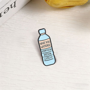 Spilla in smalto 'Have You Watered Your Flesh Prison Lately' con design a forma di bottiglia d'acqua e testo sardonico, distintivo per borsa - Product Image 2