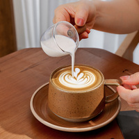 Ensemble tasse et soucoupe à café en céramique rétro, art du latte rustique créatif, usage domestique, luxe léger