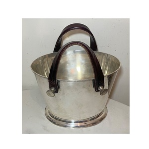 Cubo de sujeción de vino de acero metálico con mango de cuero único Cubo de hielo Venta caliente Enfriador de vino martillado con dos botellas - Product Image 4