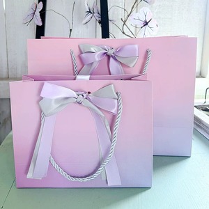 ถุงกระดาษช้อปปิ้งแบบด้านไล่สีขายส่ง ถุงของขวัญปั๊มโลโก้สีทองพร้อมโบว์ผ้าไหมสำหรับงานปาร์ตี้และร้านบูติก - Product Image 2