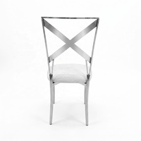 Chaise de mariage moderne en acier inoxydable argenté avec dossier croisé et coussin en velours blanc, idéale pour la location d'événements et banquets, vente en gros