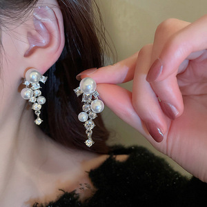 Eleganti Orecchini Pendenti con Perle Finte, Gioielli di Lusso Minimalisti per Donna, Accessori Chic da Cerimonia, Regalo Raffinato - Product Image 2