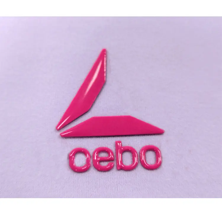 Etiquetas de silicona 3D ropa camiseta logotipo hecho cuello personalizado Parche de goma en relieve brillante Etiqueta de transferencia de calor de silicona 3D
