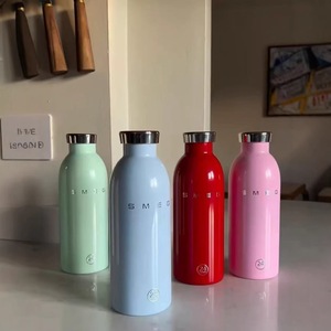 Thermos en acier inoxydable Smeg 500 ml à double paroi isolée, bouteille de voyage au design minimaliste - Product Image 2