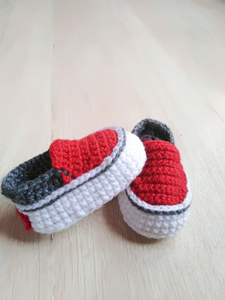 Chaussons bébé faits main au crochet, style baskets à lacets pour les premiers pas, idéaux pour l'intérieur - Product Image 1
